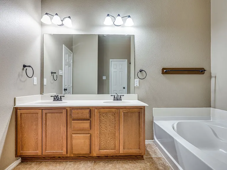 1301 Red River Dr — Photo 15