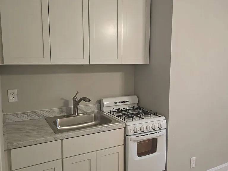 Lower East Side Milwaukee Studio and One bed Apartments- Flexible Lease Terms — Photo 7