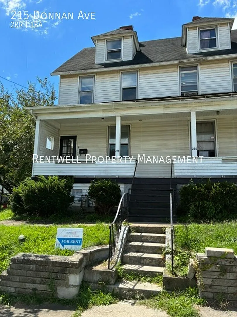 Charming 2 Bed Duplex Unit with In-Unit Laundry — Photo 1