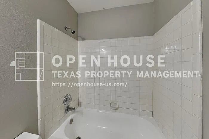1005 Lake Bluff Dr — Photo 16