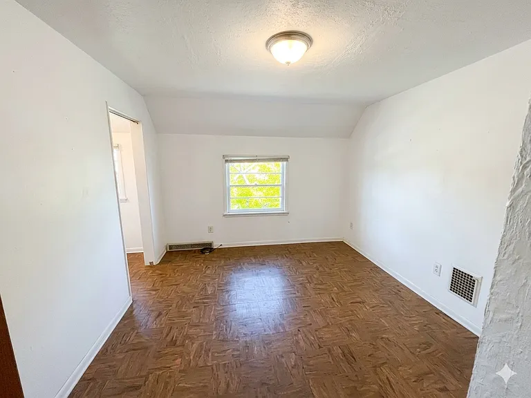 631 Elmwood Ave #UPPER — Photo 2