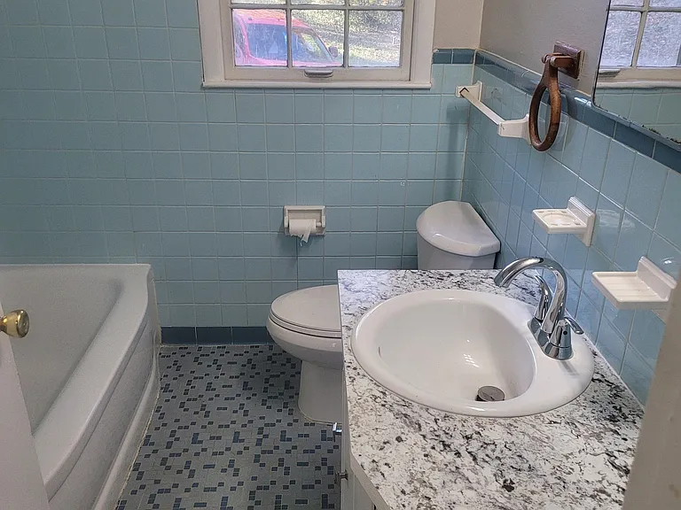 527A Donald St #A — Photo 4