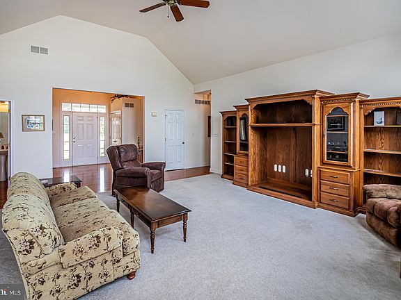 4th image of 111 Anna Ct