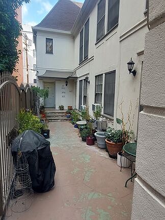 3rd image of 613 S Dunsmuir Ave