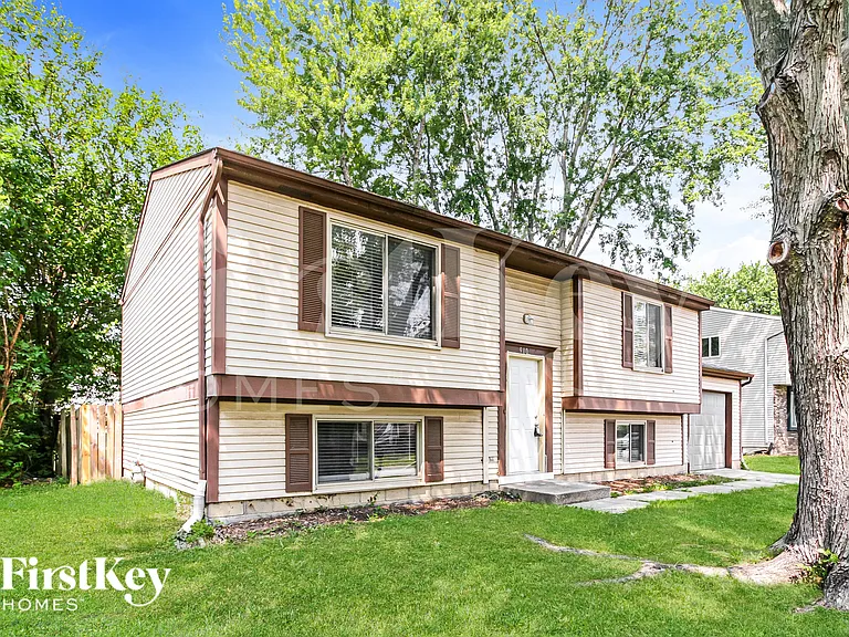 910 Woodlark Dr — Photo 2