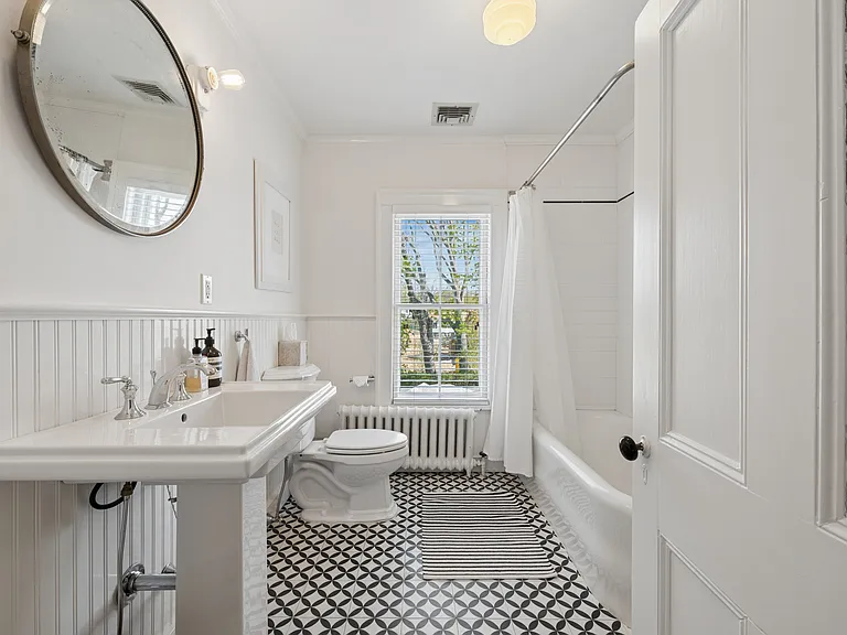 160 Jermain Ave — Photo 12