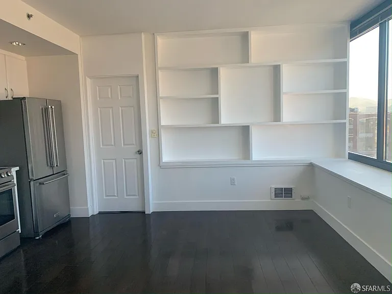 260 King St #717 — Photo 4