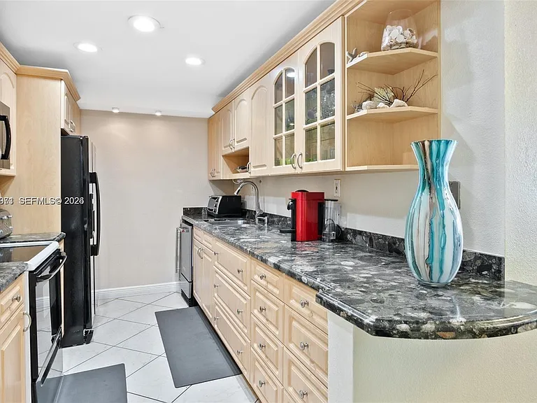 5401 Collins Ave #807 — Photo 13