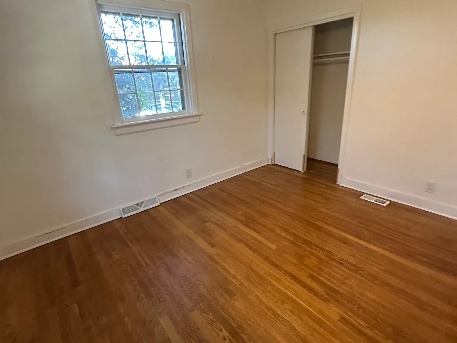 3 bed, 1.5 bath, 1550 sqft, $2,300 — Photo 3