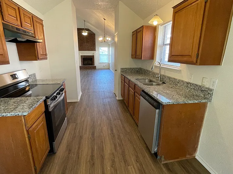 923 Simon Dr — Photo 7