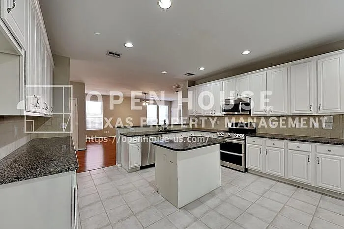 4 bed, 2.5 bath, 2892 sqft, $2,900 — Photo 4