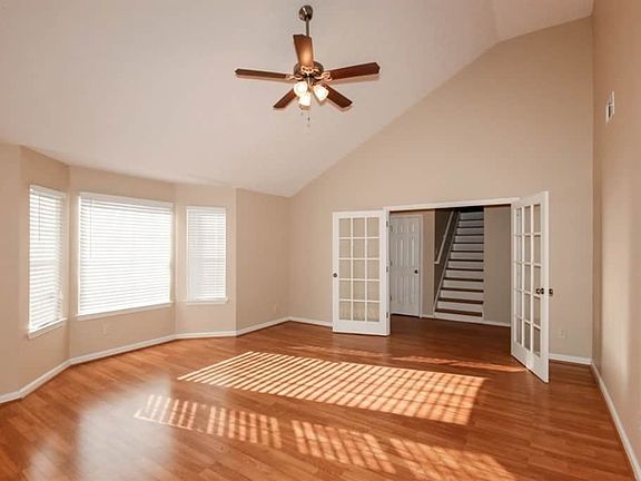 3rd image of 304 Fox Briar Ct