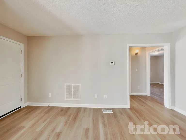 1004 Spruce Dr — Photo 2