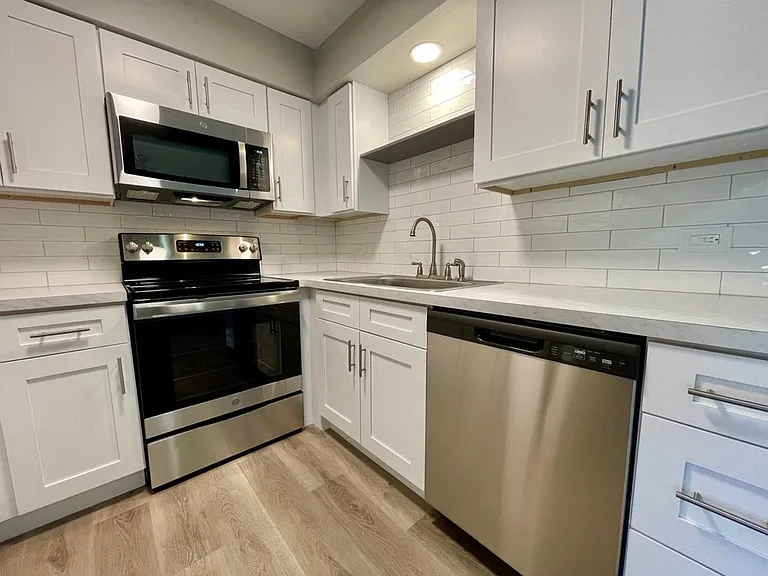 Renovated Apartment With In-Unit Washer-Dryer & Garage Parking! — Photo 4