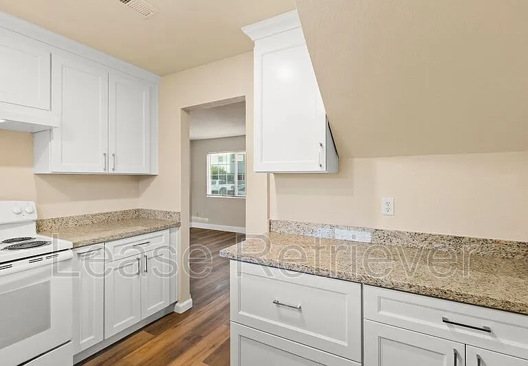 940 Palm Cir — Photo 14
