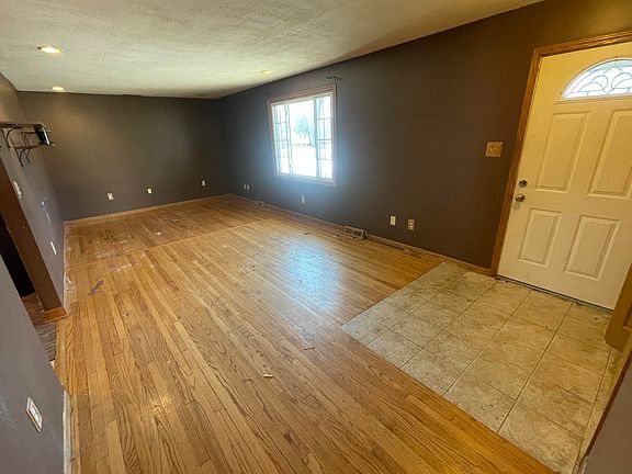 5th image of 332 Maple St