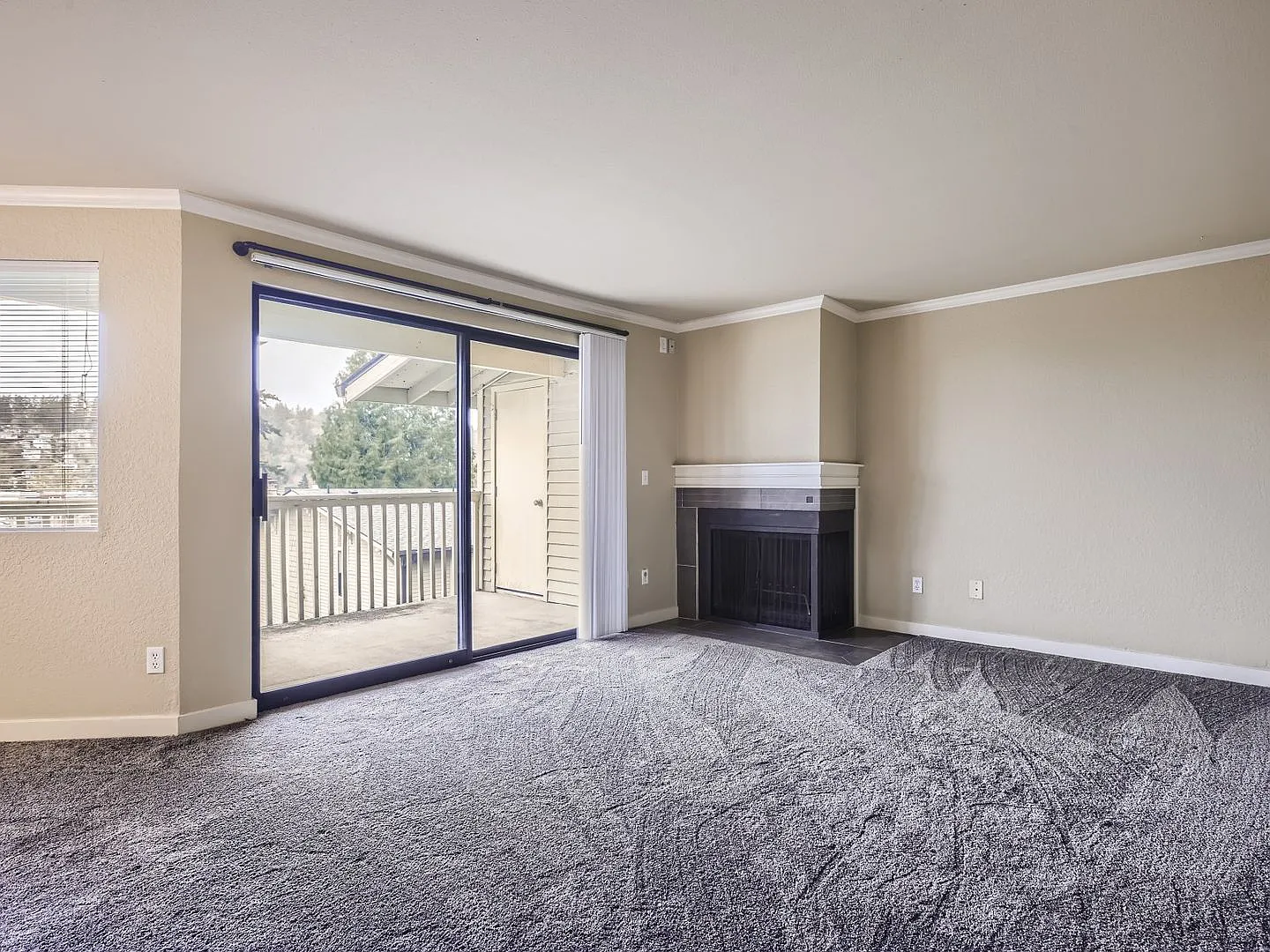 Updated 2 Bed Kirkland Condo at the Ideal Location! — Photo 3