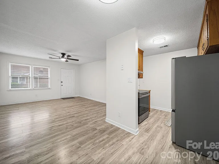 1110 Chandler Dr — Photo 3