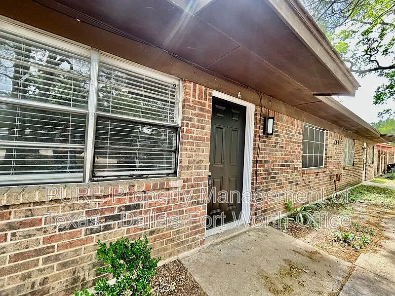 2 bed, 1.0 bath, 1270 sqft, $1,300 — Photo 2