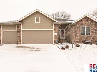 7802 Heritage Cir, Ralston, NE 68127