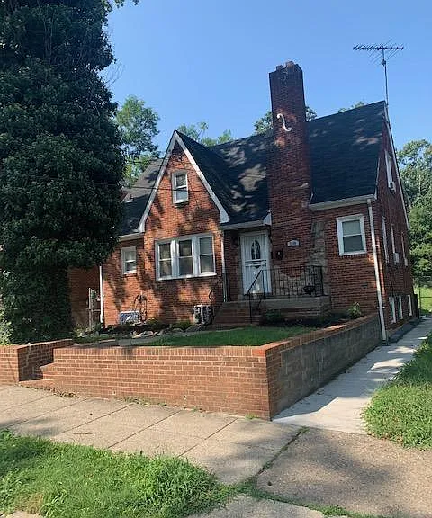 1615 28th St SE — Photo 1