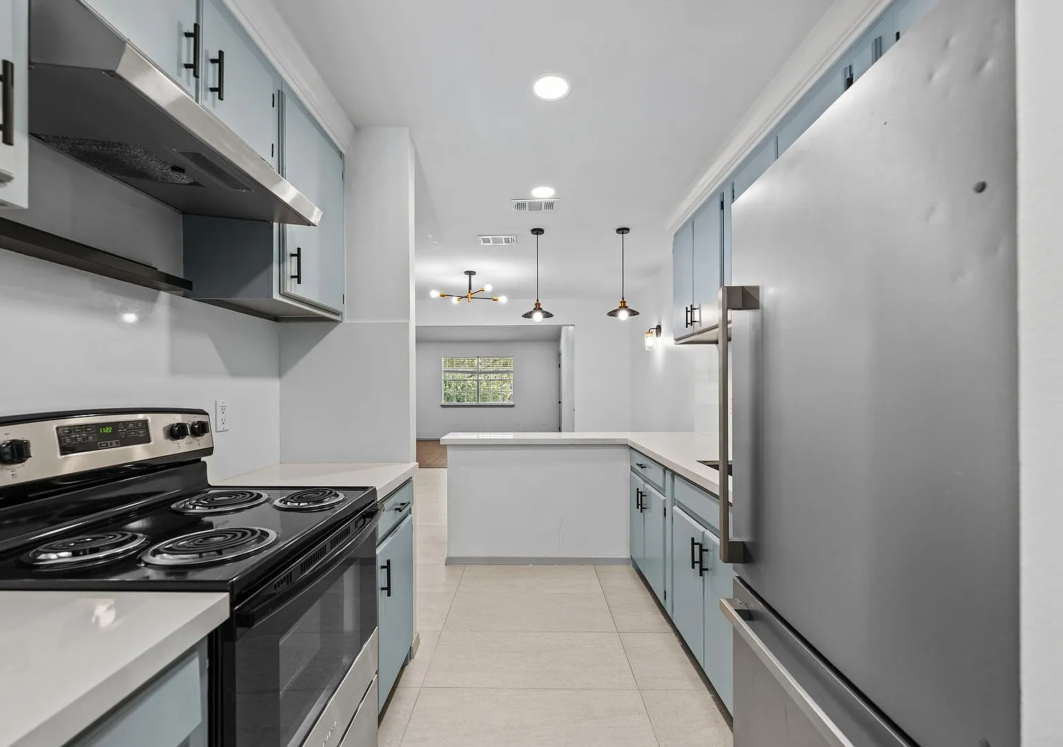 Centrally Located Apartment with Pool!! — Photo 4