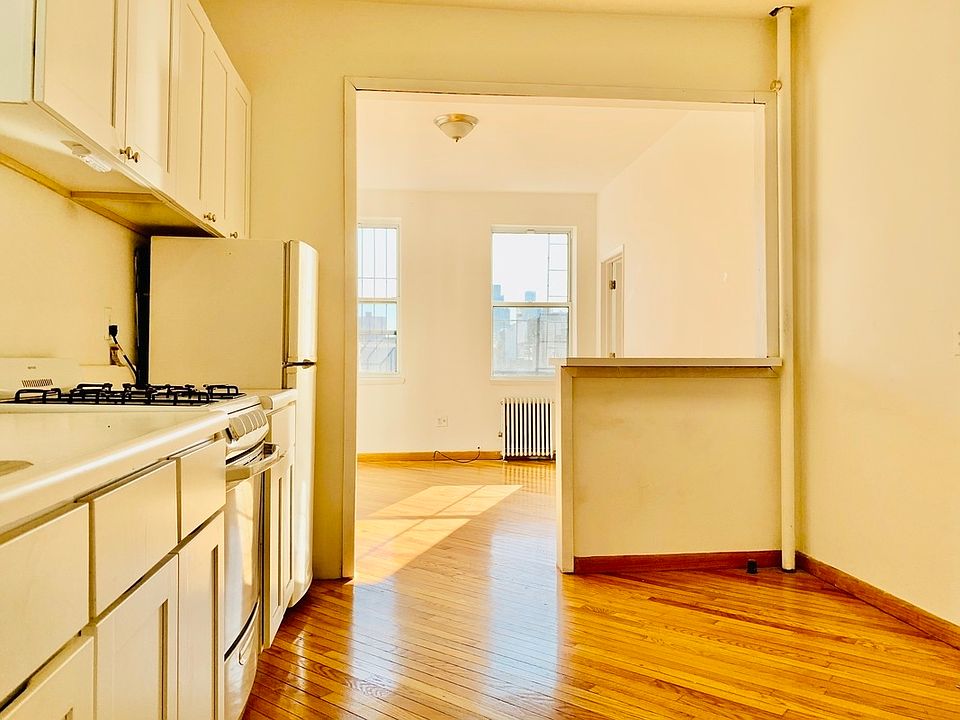 1st image of 314 E 9th St #16