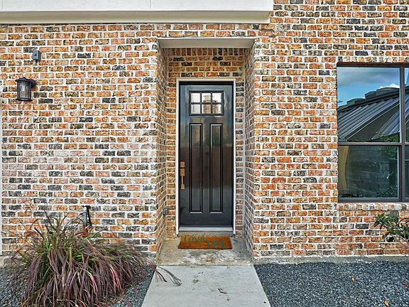 Welcome home to your new home with breathtaking views of the Downtown Houston skyline. The front entrance leads to the foyer and a first floor bedroom/study with en-suite. Let's take a look inside!