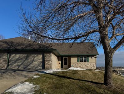 686 W River Dr, New London, MN, 56273