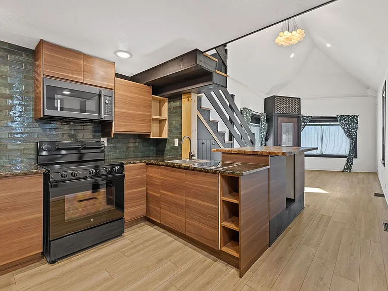 2401 S Kinnickinnic Ave — Photo 5