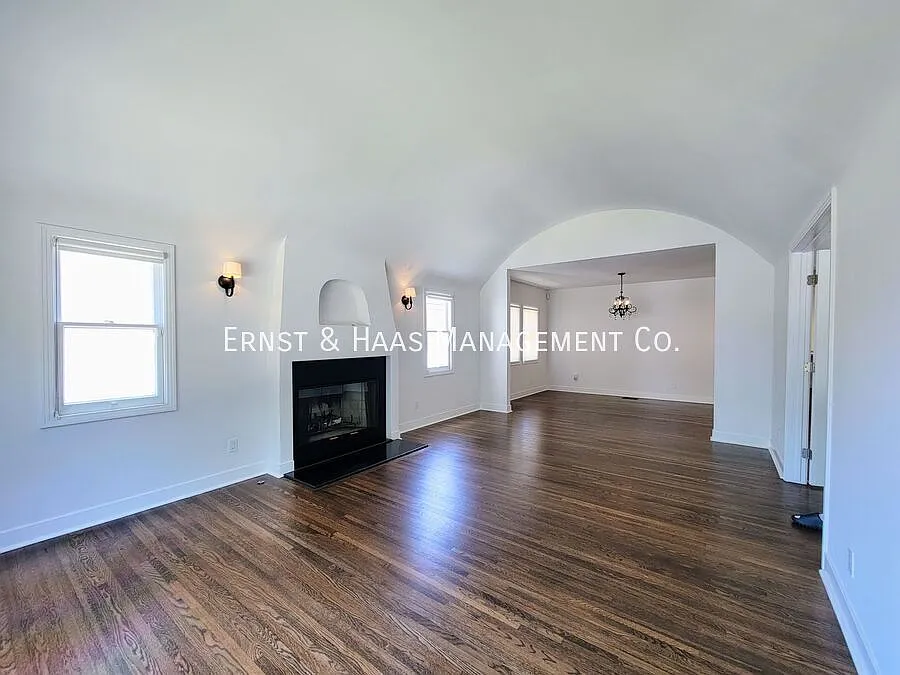 Charming 4-Bedroom, 2-Bath Country English Home in Desirable West LA Area! — Photo 4