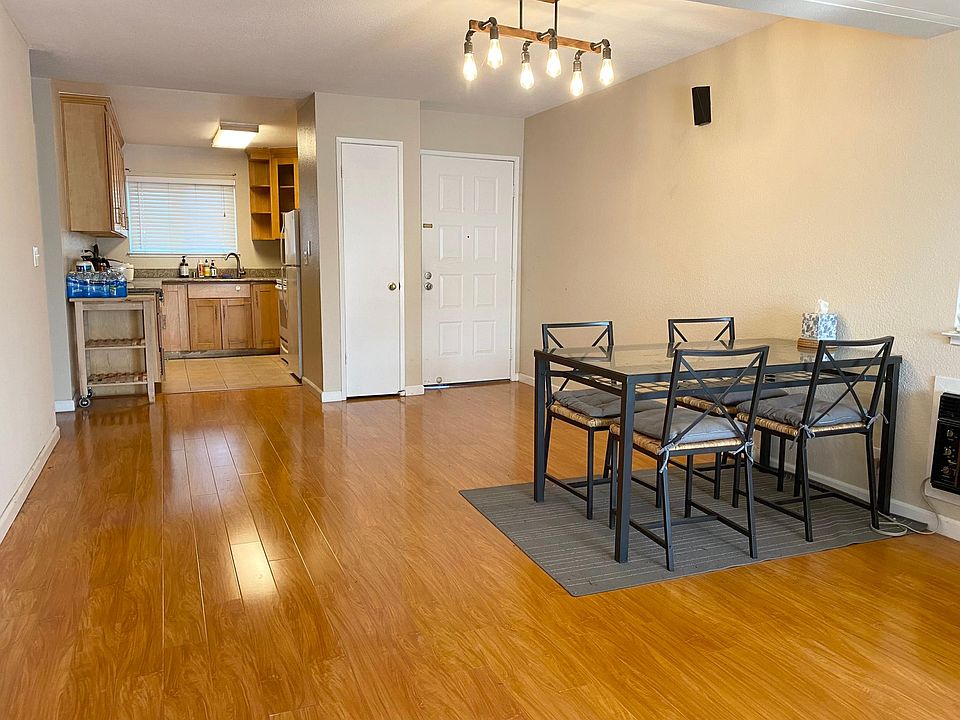 1st image of Four Oaks Cir