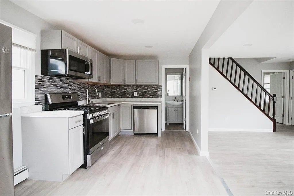 3 bed, 2.0 bath, 1120 sqft, $4,200 — Photo 2