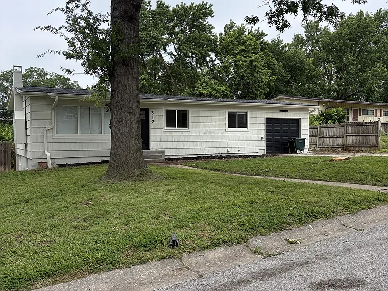 312 N 80th Ter — Photo 2