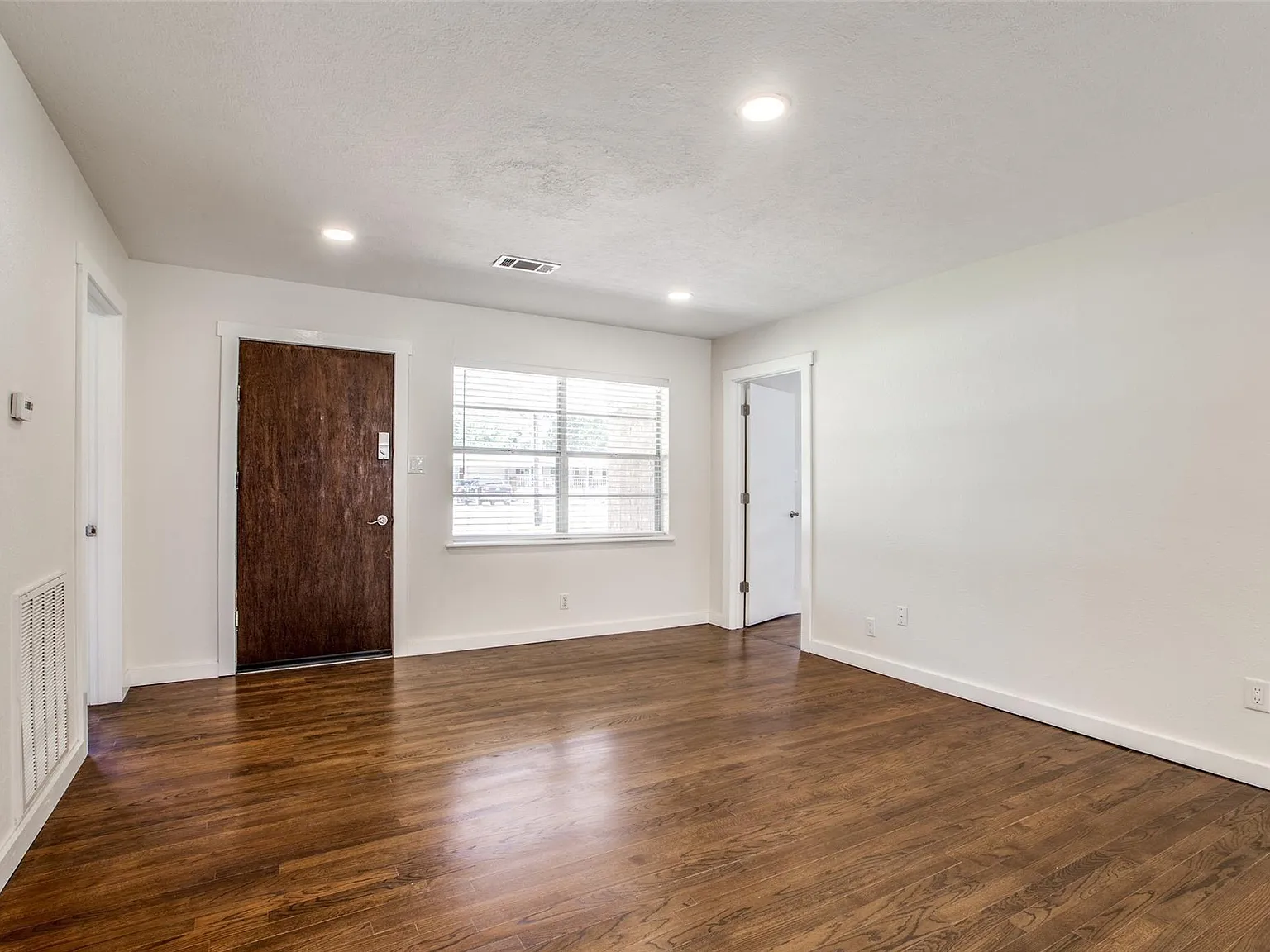 3 bed, 2.0 bath, 1400 sqft, $1,700 — Photo 3