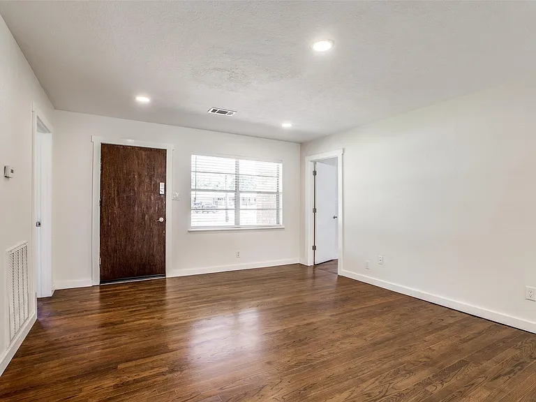 235 Live Oak St — Photo 3