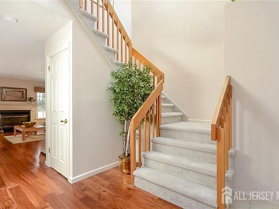 5th image of 22 Briarwood Ct