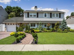 26 Abbey Ln, Levittown, NY 11756