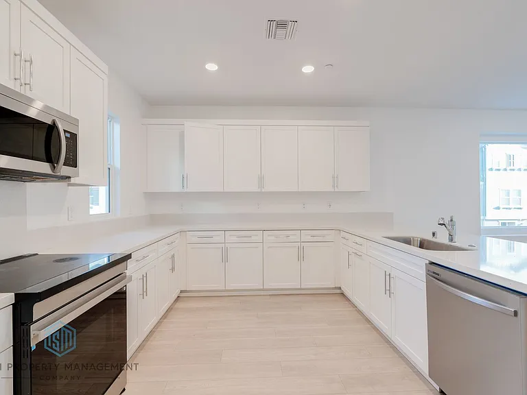 2539 Dorris St — Photo 7