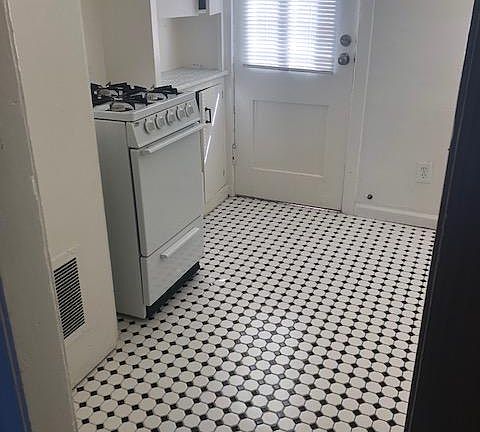 5th image of 3880 W 1st St #86