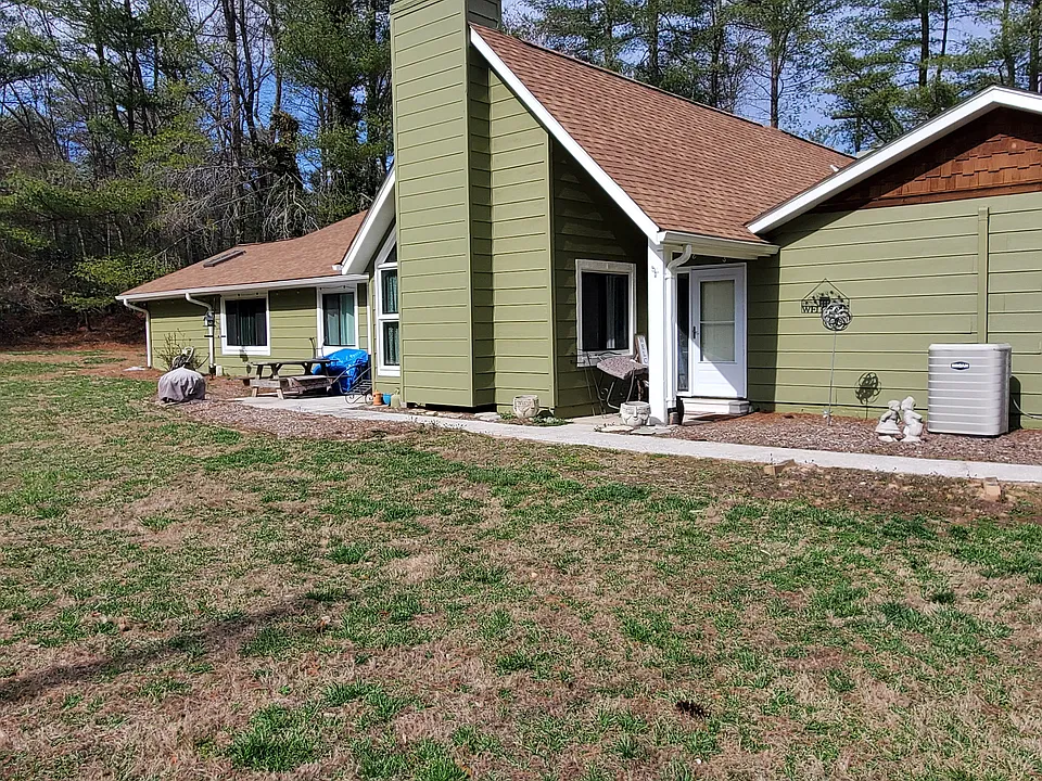Front yard/Entrance