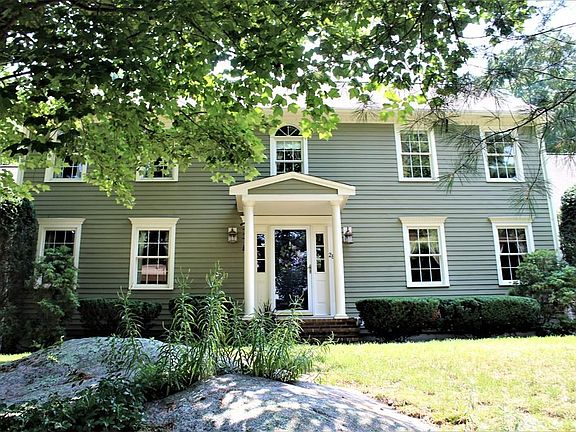 3rd image of 28 Winterberry Dr