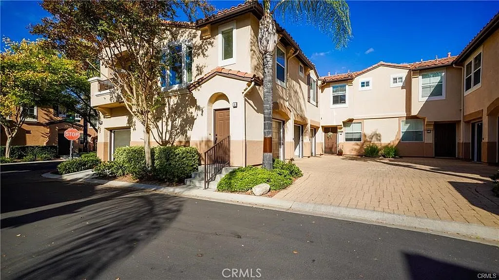 2 bed, 2.0 bath, 961 sqft, $2,350 — Photo 3