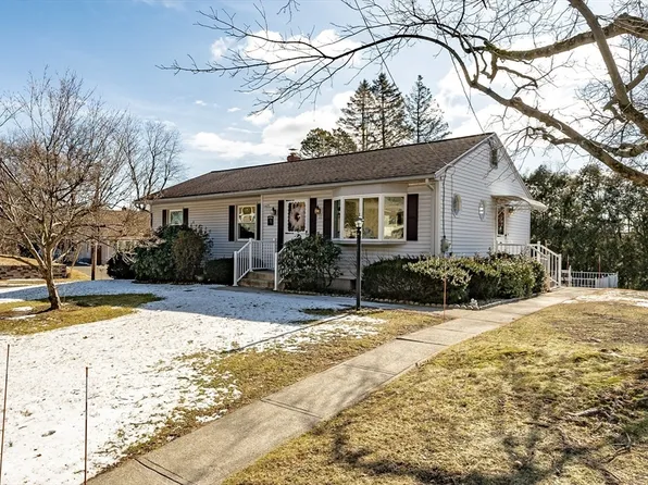17 Holy Cross Cir, East Longmeadow, MA 01028