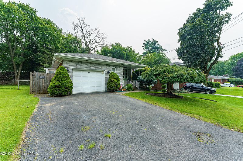 3rd image of 15 Daytona Avenue