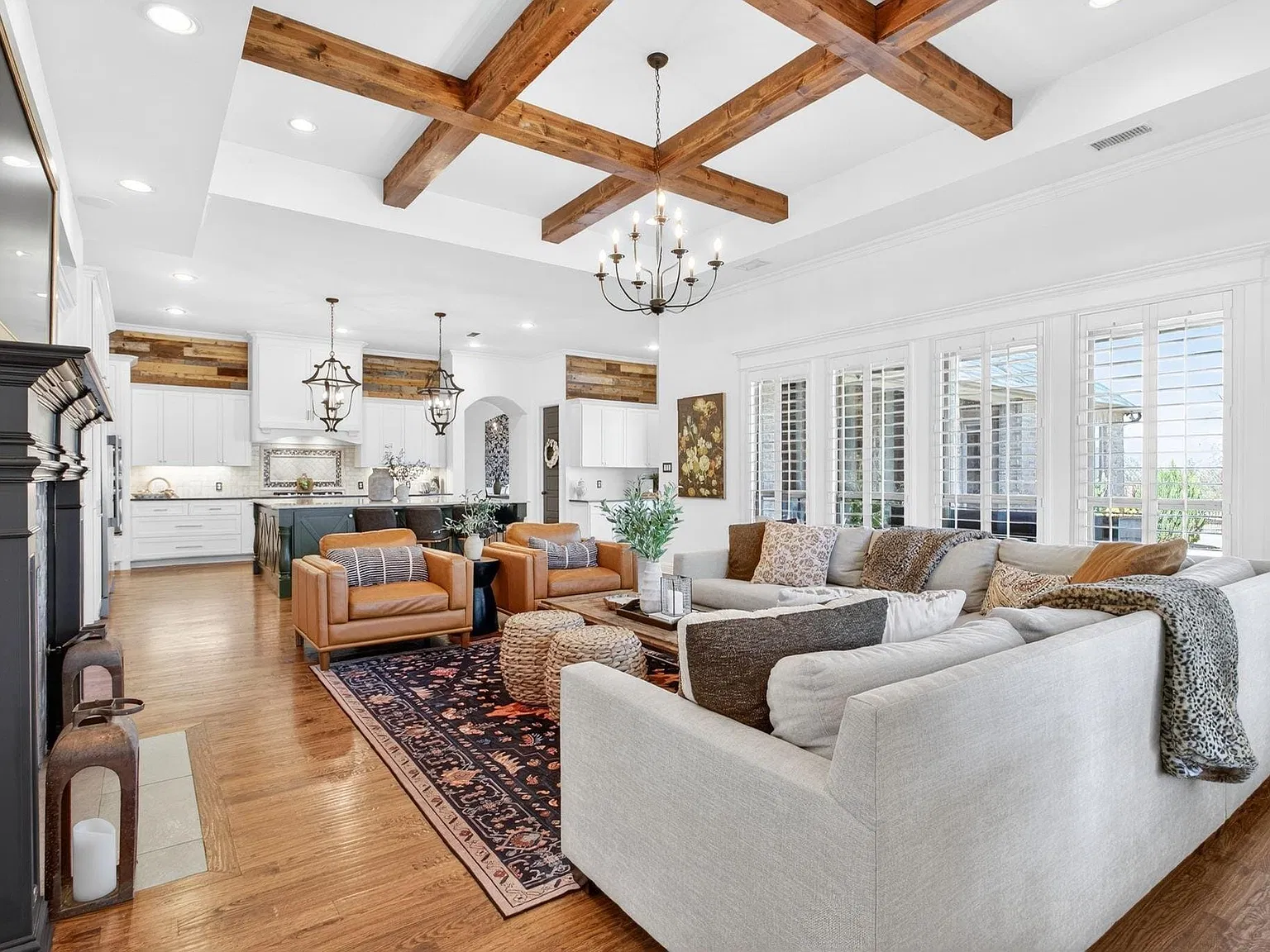 5 bed, 5.0 bath, 4754 sqft, $10,000 — Photo 4