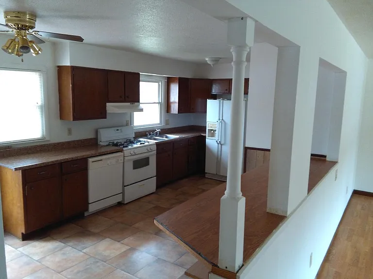 805 Broadway St — Photo 4