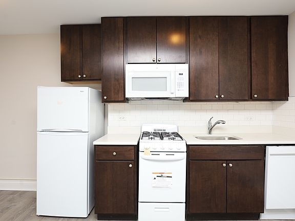 3rd image of 5417 N Kenmore Ave #701