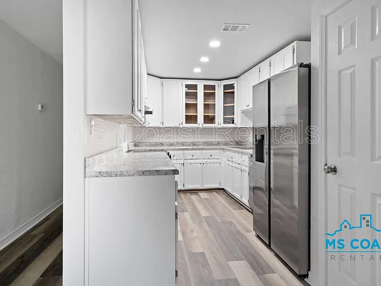 340 Hiller Dr — Photo 24