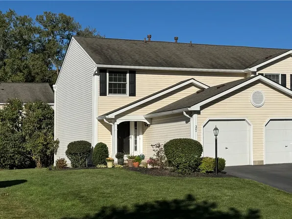 27 Camberley Pl, Penfield, NY 14526